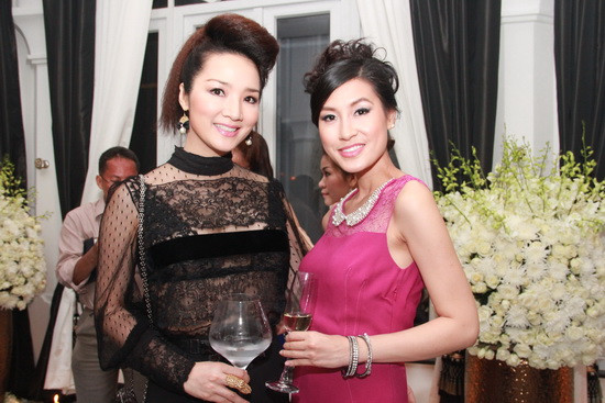 Giáng My tự tin đọ dáng với Kathy Uyên. Giáng My tự tin đọ dáng với Kathy Uyên.