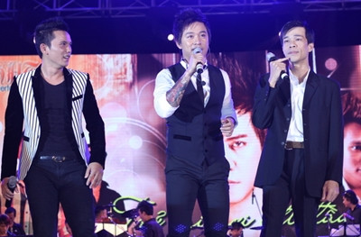 Đêm 20/10, Dưa hấu tái hợp trên sân khấu thủ đô trong liveshow của Tuấn Hưng với sự cổ vũ cuồng nhiệt của hàng ngàn khán giả. Đêm 20/10, Dưa hấu tái hợp trên sân khấu thủ đô trong liveshow của Tuấn Hưng với sự cổ vũ cuồng nhiệt của hàng ngàn khán giả.