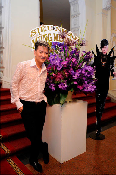 Vào tối 20/10, tại Nhà hát Thành phố, rất đông các nghệ sĩ nổi tiếng đã đến chúc mừng và tham dự liveshow Kể Từ Đêm Đó của Dương Triệu Vũ. Mr.Đàm đến khá sớm, anh xuất hiện với phong cách trẻ trung, lịch lãm thường thấy. Vào tối 20/10, tại Nhà hát Thành phố, rất đông các nghệ sĩ nổi tiếng đã đến chúc mừng và tham dự liveshow Kể Từ Đêm Đó của Dương Triệu Vũ. Mr.Đàm đến khá sớm, anh xuất hiện với phong cách trẻ trung, lịch lãm thường thấy.