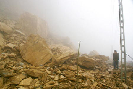 Sau hơn 3 ngày xảy ra vụ lở núi, nhiều điểm vẫn tiếp tục sạt lở. Ảnh: Báo Hòa Bình. Sau hơn 3 ngày xảy ra vụ lở núi, nhiều điểm vẫn tiếp tục sạt lở. Ảnh: Báo Hòa Bình.