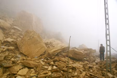 Sau hơn 3 ngày xảy ra vụ lở núi, nhiều điểm vẫn tiếp tục sạt lở. Ảnh: Báo Hòa Bình.