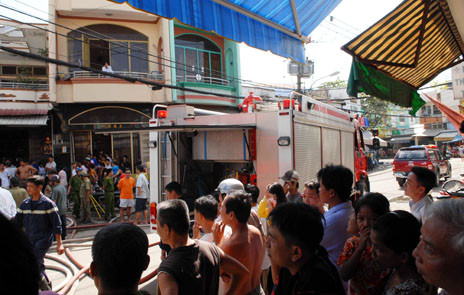 Đốt vàng mã cúng ông Táo, thiêu rụi gần chục căn nhà, 7 xe máy ảnh 7