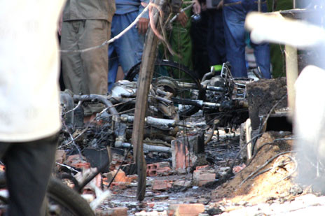 Đốt vàng mã cúng ông Táo, thiêu rụi gần chục căn nhà, 7 xe máy ảnh 11