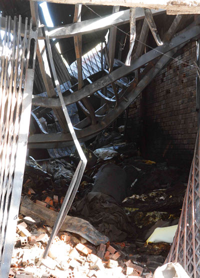 Một căn nhà bị đổ sập hoàn toàn