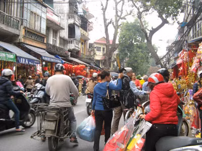 Nhiều người sắm cả "chân dài" cũng lễ ông Công, ông Táo