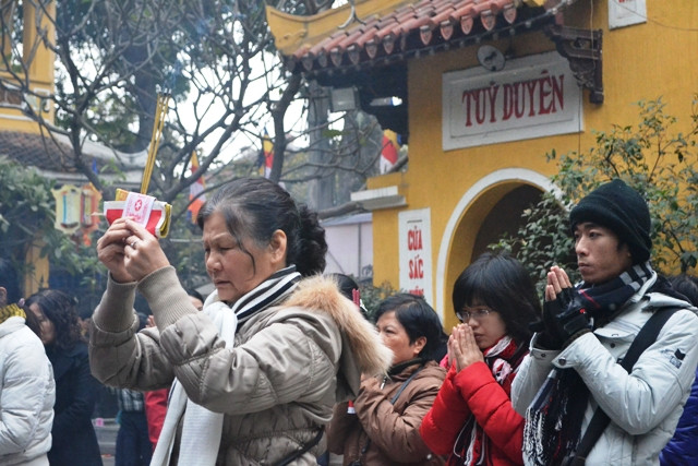 Xuất hành đi lễ chùa (Ảnh minh họa)