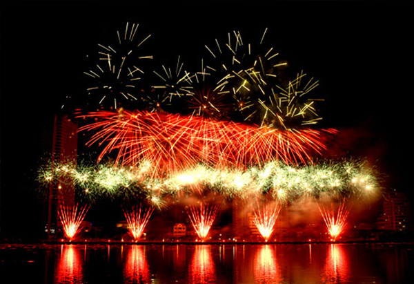 Lễ hội pháo hoa bên bờ sông Hàn ( Ảnh: Dulichdanang)