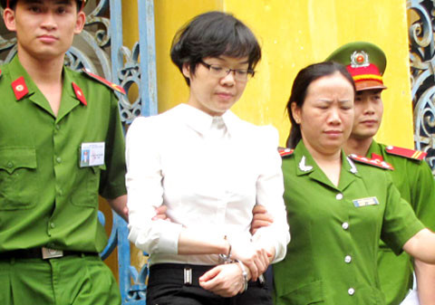 Huyền Như khóc khi nghe chị gái trách tại tòa.