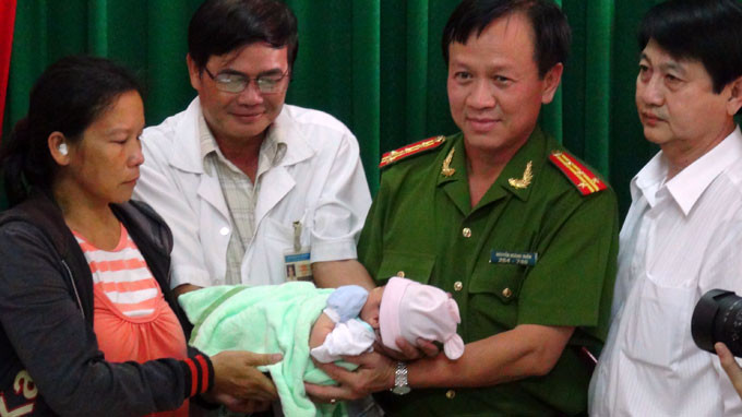 Bé Hoà được đại diện công an và Bệnh viện quận 7 trao lại cho chị Tâm - Ảnh: Đức Thanh Bé Hoà được đại diện công an và Bệnh viện quận 7 trao lại cho chị Tâm - Ảnh: Đức Thanh