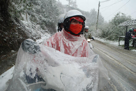 Mưa tuyết, giá lạnh gây khó khăn cho sinh hoạt của người dân Mưa tuyết, giá lạnh gây khó khăn cho sinh hoạt của người dân
