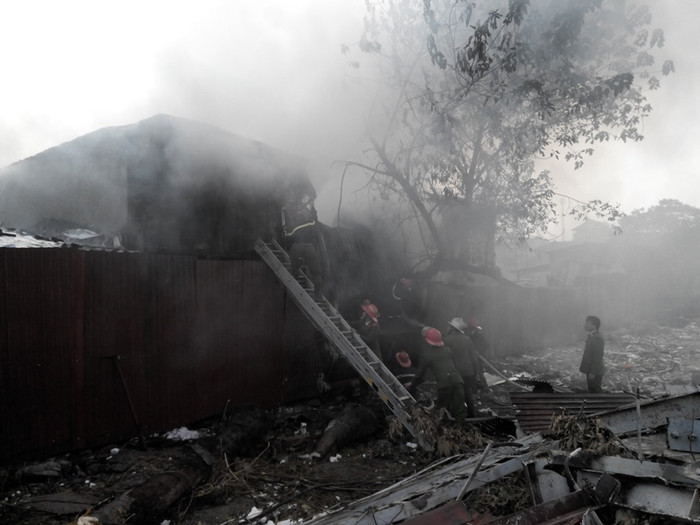 Đến 9h, lực lượng cứu hỏa đã điều động thêm người và phương tiện cứu hỏa