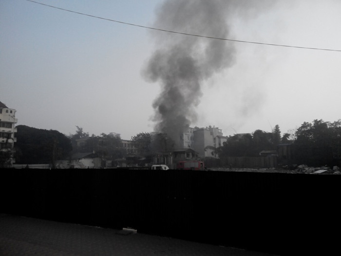 Từ xa đã có thể nhìn thấy cột khói bốc cao.