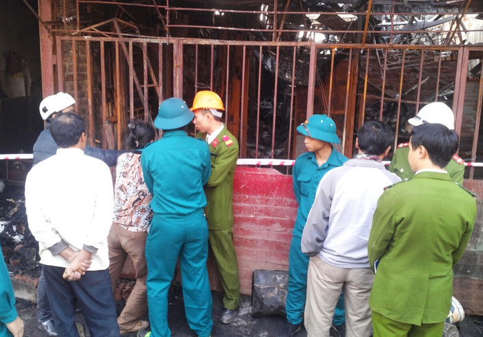 Cô Nguyễn Thị Tuyết lao vào khu nhà bị cháy tìm con nhưng bị ngăn cản Cô Nguyễn Thị Tuyết lao vào khu nhà bị cháy tìm con nhưng bị ngăn cản
