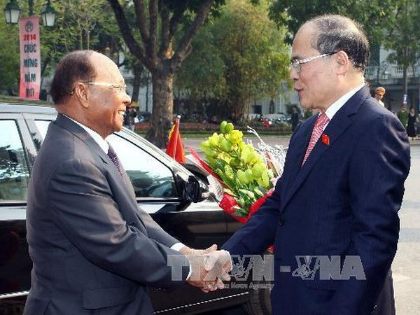 Chủ tịch Quốc hội Nguyễn Sinh Hùng đón Chủ tịch Quốc hội Samdech Heng Samrin. (Ảnh: Trọng Đức/TTXVN) Chủ tịch Quốc hội Nguyễn Sinh Hùng đón Chủ tịch Quốc hội Samdech Heng Samrin. (Ảnh: Trọng Đức/TTXVN)