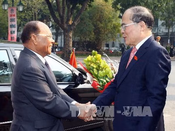 Chủ tịch Quốc hội Nguyễn Sinh Hùng đón Chủ tịch Quốc hội Samdech Heng Samrin. (Ảnh: Trọng Đức/TTXVN)