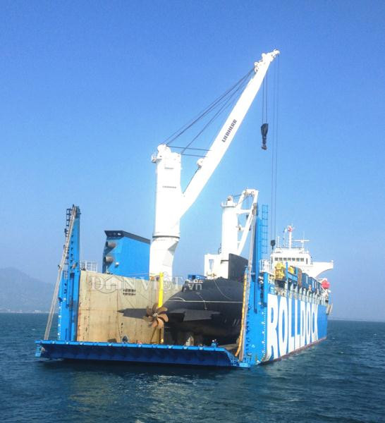 Sau khi mọi công tác chuẩn bị đã hoàn thành, rạng sáng 3.4 tàu mẹ Rolldock Sea sẽ được đánh chìm để hai tàu lai dắt đưa tàu ngầm vào quân cảng