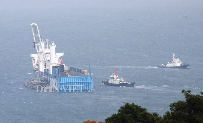 Tàu mẹ Rolldock Sea trước khi mở cửa hậu sau lái, phần cao nhất của tàu ngầm Kilo nhô lên phía sau sàn dock. Bên cạnh là hai tàu lai dắt hệ Azimuth, loại tàu lai kéo hiện đại nhất đến thời điểm này.