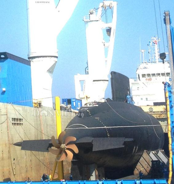 Tàu ngầm Kilo Hà Nội trông hùng dũng như cá mập đại dương trên vịnh Cam Ranh sáng 2.1.