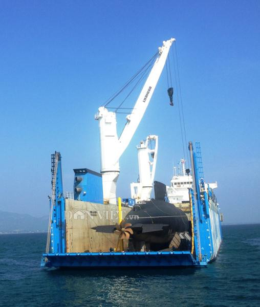 Tàu ngầm Kilo Hà Nội hiện rõ sau khi đã tháo xong các thiết bị gia cố.