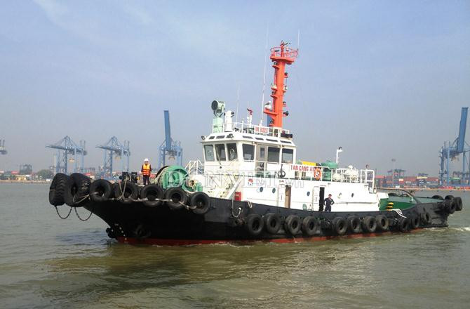 Một trong hai tàu lai dắt hệ Azimuth của Quân chủng Hải quân sẽ đảm nhận công việc quan trọng đưa tàu ngầm vào quân cảng.