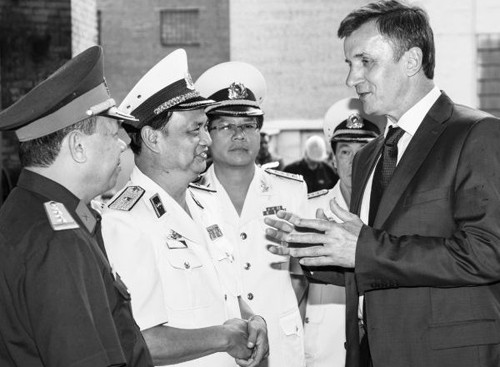 Tàu ngầm Hà Nội trên tàu vận tải trong hành trình về cảng Cam Ranh. (Nguồn: Marinetraffic.com)