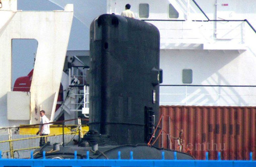 Tàu vận tải sẽ được hạ chìm để tàu ngầm thoát ra ngoài. Tàu vận tải sẽ được hạ chìm để tàu ngầm thoát ra ngoài.