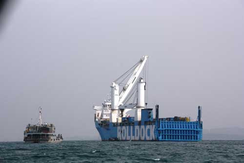 Rolldock Sea được thiết kế với khoang dằn, khi bơm nước vào có thể làm tàu chìm xuống mớn nước 12,5 m. Khi đó, tàu kéo sẽ đẩy tàu ngầm Kilo vào bên trong khoang của Rolldock Sea