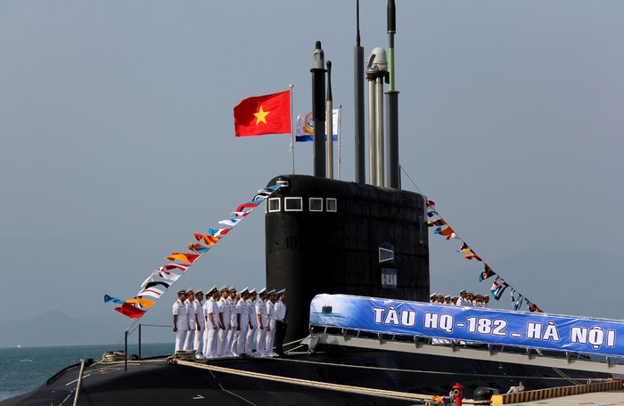 Cờ Tổ quốc và cờ Hải quân tung bay trên đài chỉ huy của HQ-182 Hà Nội. Cờ Tổ quốc và cờ Hải quân tung bay trên đài chỉ huy của HQ-182 Hà Nội.