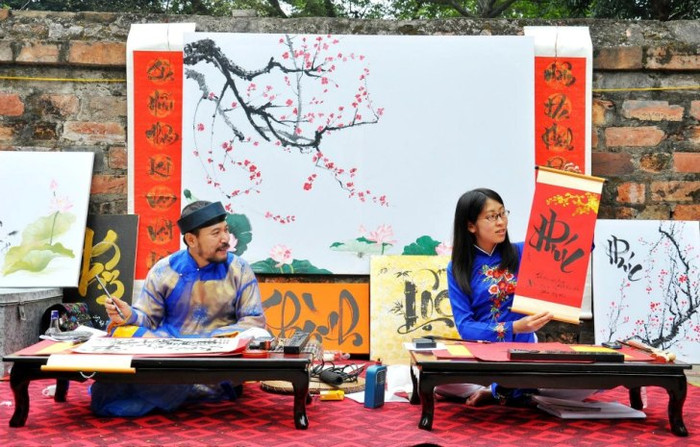 hình ảnh đẹp trên "Phố ông Đồ" những năm trước. Cô gái Nhật Bản này cũng là một "bà Đồ" tham gia cho chữ tại đây cứ mỗi dịp Têt đến, Xuân về. hình ảnh đẹp trên "Phố ông Đồ" những năm trước. Cô gái Nhật Bản này cũng là một "bà Đồ" tham gia cho chữ tại đây cứ mỗi dịp Têt đến, Xuân về.