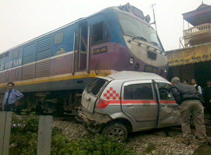 Chiếc taxi mất lái tông thẳng vào đầu tàu hỏa chạy hướng Nam - Bắc khiến tài xế taxi thương vong (Ảnh bạn đọc)
