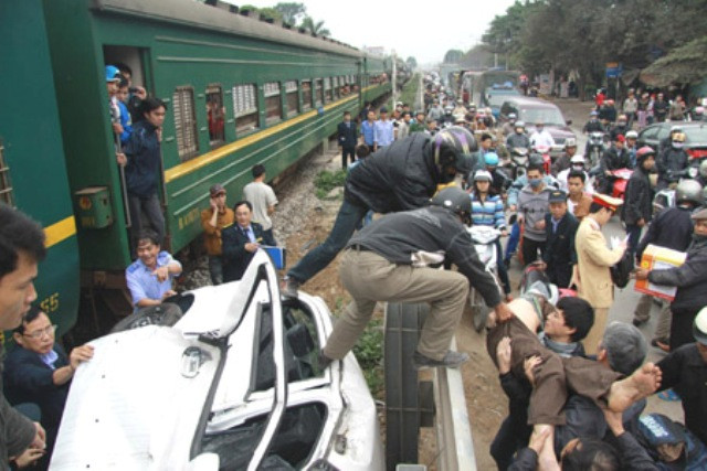 Vụ tai nạn thương tâm này xảy ra sáng 3/2/ vừa qua ại Km 69 thuộc địa phận tiểu khu Bình Giang, thị trấn Bình Mỹ, huyện Bình Lục (Hà Nam) làm 3 người chết tại chỗ.