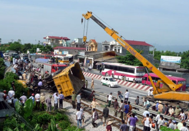 Những chiếc xe cẩu cỡ lớn được điều đến hiện trường phục vụ công tác cứu hộ (Ảnh Tiến Nguyên - Dân trí)