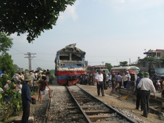 Do tài xế xe tải bất cẩn khi băng qua đường dân sinh đã đâm thẳng vào tàu hỏa khiến 6 người thương vong (Ảnh Bạn đọc)