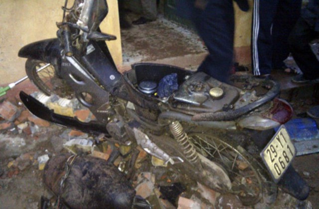 Chiếc xe máy của nhân viên gác chắn để bên ngoài chốt cũng bị vạ lây.