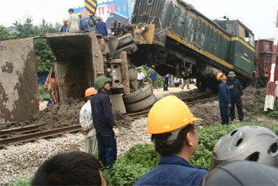 Hiện trường một vụ tai nạn giao thông đường sắt nghiêm trọng giữa ô tô 7 chỗ với tàu khách đang chạy theo hướng Bắc-Nam xảy ra cuối năm 2011 (Ảnh Nam Anh - QĐND)