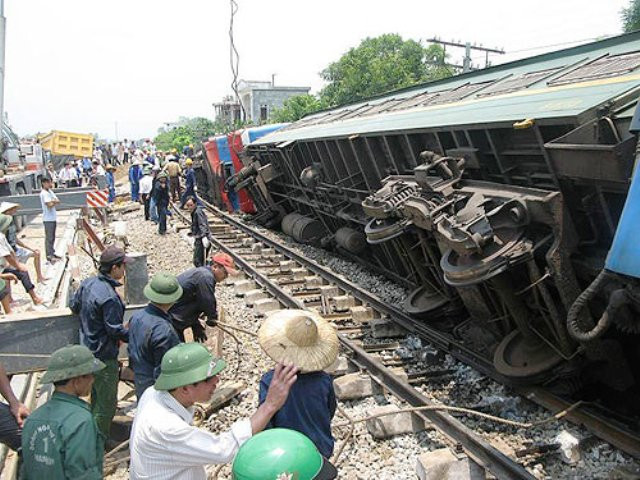Vụ tai nạn xảy ra sáng 6-8 khiến đầu tàu và hai toa của đoàn tàu TN6 đổ nghiêng. (Ảnh: Ngọc Thái - Bạn đọc )