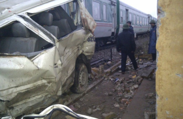 Trên đường đón khách đi lễ, xe khách 16 chỗ băng qua đường sắt Bắc Hồng (Đông Anh) đã bị đoàn tàu tông phải. Ôtô nát bươm, tài xế tử vong tại chỗ, 6 hành khách bị thương.