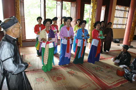 Ở Phú Thọ có 4 phường Xoan gốc mang tên địa danh - nơi ra đời của Hát Xoan gồm: Kim Đái, Phù Đức, Thét thuộc xã Kim Đức và phường An Thái thuộc xã Phượng Lâu (TP Việt Trì). Từ đó Xoan lan tỏa ra 30 cửa đình thuộc 18 xã, phường của hai tỉnh Phú Thọ và Vĩnh Phúc (Ảnh: Internet). Ở Phú Thọ có 4 phường Xoan gốc mang tên địa danh - nơi ra đời của Hát Xoan gồm: Kim Đái, Phù Đức, Thét thuộc xã Kim Đức và phường An Thái thuộc xã Phượng Lâu (TP Việt Trì). Từ đó Xoan lan tỏa ra 30 cửa đình thuộc 18 xã, phường của hai tỉnh Phú Thọ và Vĩnh Phúc (Ảnh: Internet).