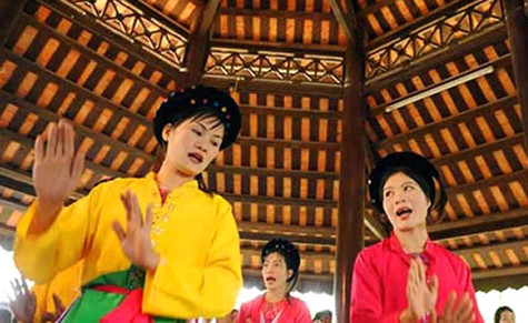 Truyền thuyết kể rằng: Vợ vua Hùng Vương mang thai đã lâu, tới ngày sinh nở, đau bụng mãi mà không sinh được. Có một người hầu gái bèn nói với vợ vua về nàng Quế Hoa xinh đẹp, múa giỏi, hát hay… nên đón nàng về múa hát có thể làm đỡ đau và sinh nở được. Vợ vua bèn cho mời nàng Quế Hoa đến. Giọng hát trong vắt như chim hót, suối chảy; đôi tay uốn, chân đưa mềm mại như tơ làm cho vợ vua quên cả đau đớn và sinh nở được… Vua Hùng hết sức mừng rỡ, khen ngợi nàng Quế Hoa và những lời hát thần kỳ, mới truyền cho các con gái học lấy những lời hát, điệu múa quyến rũ đó. Và những điệu Xoan mê đắm cứ thế được truyền khẩu qua các đời, trở thành một di sản phi vật thể đẹp trong lòng người dân đất Tổ… (Ảnh: Internet). Truyền thuyết kể rằng: Vợ vua Hùng Vương mang thai đã lâu, tới ngày sinh nở, đau bụng mãi mà không sinh được. Có một người hầu gái bèn nói với vợ vua về nàng Quế Hoa xinh đẹp, múa giỏi, hát hay… nên đón nàng về múa hát có thể làm đỡ đau và sinh nở được. Vợ vua bèn cho mời nàng Quế Hoa đến. Giọng hát trong vắt như chim hót, suối chảy; đôi tay uốn, chân đưa mềm mại như tơ làm cho vợ vua quên cả đau đớn và sinh nở được… Vua Hùng hết sức mừng rỡ, khen ngợi nàng Quế Hoa và những lời hát thần kỳ, mới truyền cho các con gái học lấy những lời hát, điệu múa quyến rũ đó. Và những điệu Xoan mê đắm cứ thế được truyền khẩu qua các đời, trở thành một di sản phi vật thể đẹp trong lòng người dân đất Tổ… (Ảnh: Internet).