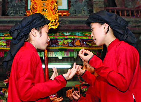 Để lớp trẻ tiếp nối lưu truyền nghệ thuật hát Xoan, việc truyền dạy hát Xoan thường được thực hiện tại nhà các nghệ nhân lớn tuổi (Ảnh: Internet). Để lớp trẻ tiếp nối lưu truyền nghệ thuật hát Xoan, việc truyền dạy hát Xoan thường được thực hiện tại nhà các nghệ nhân lớn tuổi (Ảnh: Internet).