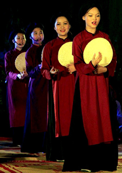 Vốn là dân ca nghi lễ do những người nông dân diễn xướng, nhưng vùng Hát Xoan đang bị đô thị hóa, nông dân trở thành công nhân, ruộng đồng teo tóp. Lớp trẻ ít người yêu thích Hát Xoan, những nghệ nhân trẻ theo Xoan chưa thực hành được nhiều bài bản, chưa kế thừa được đầy đủ bài bản, lề lối, phong tục Hát Xoan cổ (Ảnh: Internet). Vốn là dân ca nghi lễ do những người nông dân diễn xướng, nhưng vùng Hát Xoan đang bị đô thị hóa, nông dân trở thành công nhân, ruộng đồng teo tóp. Lớp trẻ ít người yêu thích Hát Xoan, những nghệ nhân trẻ theo Xoan chưa thực hành được nhiều bài bản, chưa kế thừa được đầy đủ bài bản, lề lối, phong tục Hát Xoan cổ (Ảnh: Internet).