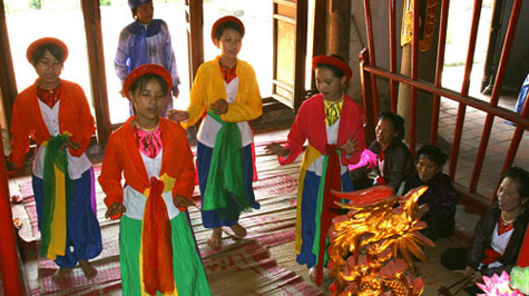 Thường vào mùa xuân, các phường xoan lần lượt khai xuân ở đình, miếu làng. Để đón năm mới, vào ngày mồng một tết Nguyên đán, các họ xoan tập trung hát ở đình làng mình. Hát Xoan gồm một liên khúc nhiều bài hát; mỗi bài có làn điệu, lời ca, điệu múa riêng, được đệm bằng trống phách. Một cuộc hát gồm 3 phần: phần lề lối, phần quả cách, phần bỏ hộ. Mỗi phần có nhiều bài, được hát theo trình tự nghiêm ngặt (Ảnh: Internet). Thường vào mùa xuân, các phường xoan lần lượt khai xuân ở đình, miếu làng. Để đón năm mới, vào ngày mồng một tết Nguyên đán, các họ xoan tập trung hát ở đình làng mình. Hát Xoan gồm một liên khúc nhiều bài hát; mỗi bài có làn điệu, lời ca, điệu múa riêng, được đệm bằng trống phách. Một cuộc hát gồm 3 phần: phần lề lối, phần quả cách, phần bỏ hộ. Mỗi phần có nhiều bài, được hát theo trình tự nghiêm ngặt (Ảnh: Internet).