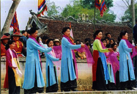 Hầu hết các làng hát xoan đều hát thờ vua Hùng. Có thể nói hát xoan là hát thờ tín ngưỡng Quốc tổ Hùng Vương, cũng là biểu hiện cho tín ngưỡng thờ tổ tiên của người Việt. Vì vậy, về mặt nghi lễ, đó là nghi lễ linh thiêng nhất. Trong hát xoan, múa và hát luôn đi cùng kết hợp với nhau, dùng điệu múa minh họa nội dung cho lời ca (Ảnh: Internet). Hầu hết các làng hát xoan đều hát thờ vua Hùng. Có thể nói hát xoan là hát thờ tín ngưỡng Quốc tổ Hùng Vương, cũng là biểu hiện cho tín ngưỡng thờ tổ tiên của người Việt. Vì vậy, về mặt nghi lễ, đó là nghi lễ linh thiêng nhất. Trong hát xoan, múa và hát luôn đi cùng kết hợp với nhau, dùng điệu múa minh họa nội dung cho lời ca (Ảnh: Internet).
