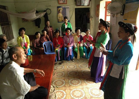 Để lớp trẻ tiếp nối lưu truyền nghệ thuật hát Xoan, việc truyền dạy hát Xoan thường được thực hiện tại nhà các nghệ nhân lớn tuổi (Ảnh: Internet). Để lớp trẻ tiếp nối lưu truyền nghệ thuật hát Xoan, việc truyền dạy hát Xoan thường được thực hiện tại nhà các nghệ nhân lớn tuổi (Ảnh: Internet).