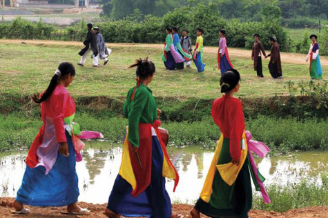 Do là loại hình dân ca lễ nghi phong tục hát thờ thần, thành hoàng với hình thức nghệ thuật đa yếu tố: có nhạc, hát, múa; hát xoan thường được biểu diễn vào dịp đầu xuân (Ảnh: Internet). Do là loại hình dân ca lễ nghi phong tục hát thờ thần, thành hoàng với hình thức nghệ thuật đa yếu tố: có nhạc, hát, múa; hát xoan thường được biểu diễn vào dịp đầu xuân (Ảnh: Internet).