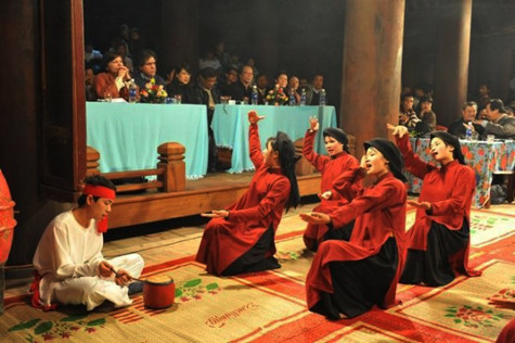 Khi xem xét hồ sơ hát Xoan Phú Thọ, báo cáo của Ban thẩm định hồ sơ thông báo tại Hội nghị UNESCO (tổ chức gần đây ở Indonesia) đã đánh giá: Hồ sơ hát Xoan Phú Thọ - Việt Nam là hồ sơ duy nhất nhận được sự đồng thuận hoàn toàn của Ban thẩm định. Các chuyên gia ghi nhận giá trị di sản và đánh giá cao những cố gắng của cộng đồng tại Phú Thọ trong nỗ lực bảo tồn các làn điệu Xoan (Ảnh: Internet). Khi xem xét hồ sơ hát Xoan Phú Thọ, báo cáo của Ban thẩm định hồ sơ thông báo tại Hội nghị UNESCO (tổ chức gần đây ở Indonesia) đã đánh giá: Hồ sơ hát Xoan Phú Thọ - Việt Nam là hồ sơ duy nhất nhận được sự đồng thuận hoàn toàn của Ban thẩm định. Các chuyên gia ghi nhận giá trị di sản và đánh giá cao những cố gắng của cộng đồng tại Phú Thọ trong nỗ lực bảo tồn các làn điệu Xoan (Ảnh: Internet).