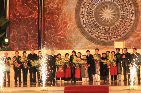 Ngày 18/2/2012, tại Việt Trì, UBND tỉnh Phú Thọ đã tổ chức Lễ vinh danh và khen thưởng, tặng Bằng khen cho 12 tập thể và 59 cá nhân có thành tích tiêu biểu trong công tác bảo tồn và phát huy giá trị di sản hát Xoan Phú Thọ. (Ảnh: Internet). Ngày 18/2/2012, tại Việt Trì, UBND tỉnh Phú Thọ đã tổ chức Lễ vinh danh và khen thưởng, tặng Bằng khen cho 12 tập thể và 59 cá nhân có thành tích tiêu biểu trong công tác bảo tồn và phát huy giá trị di sản hát Xoan Phú Thọ. (Ảnh: Internet).