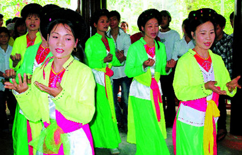 Hát Xoan là dân ca hát thờ vua Hùng ra đời từ thời kỳ Hùng Vương dựng nước. Trải qua suốt thời kỳ Bắc thuộc đến thời kỳ độc lập tự chủ, hát Xoan được các nhà nho (đặc biệt các nhà nho thời Hậu Lê) ghi chép lại khá đầy đủ và tồn tại đến ngày nay (Ảnh: Internet). Hát Xoan là dân ca hát thờ vua Hùng ra đời từ thời kỳ Hùng Vương dựng nước. Trải qua suốt thời kỳ Bắc thuộc đến thời kỳ độc lập tự chủ, hát Xoan được các nhà nho (đặc biệt các nhà nho thời Hậu Lê) ghi chép lại khá đầy đủ và tồn tại đến ngày nay (Ảnh: Internet).
