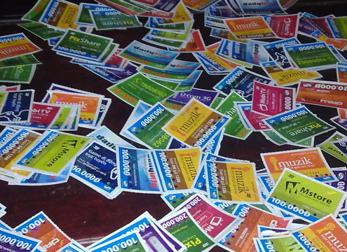 Ông Học liên tục nhận được lời đề nghị nạp thẻ điện thoại cho số thuê bao 01666934XXX. Sau 9 lần nộp thẻ với số tiền lên đến 25 triệu đồng, ông mới cảm thấy nghi ngờ và đến hỏi cán bộ xã. Lúc này, ông mới biết mình bị lừa, số điện thoại kia cũng tắt máy. Ảnh: VnExpress.