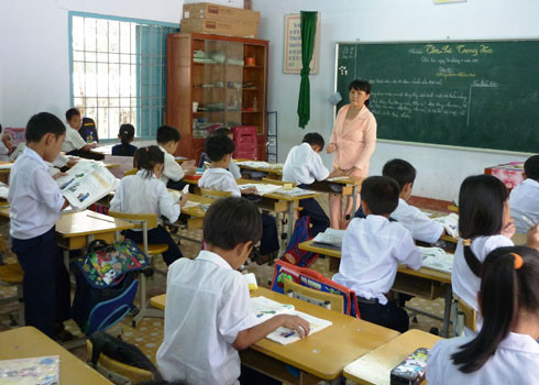 Hướng dẫn phụ cấp thâm niên cho nhà giáo do liên Bộ GD-ĐT, Tài Chính, Nội vụ và Bộ Lao động - Thương Binh & Xã hội có hiệu lực từ ngày 20/2. Chế độ phụ cấp thâm niên quy định tại Thông tư liên tịch này được tính hưởng từ ngày 1/5/2011. Ảnh: Nam Điền, VnExpress.